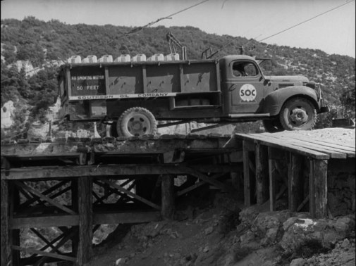 The Wages of Fear.mkv_snapshot_01.26.47_[2012.06.15_00.25.15]